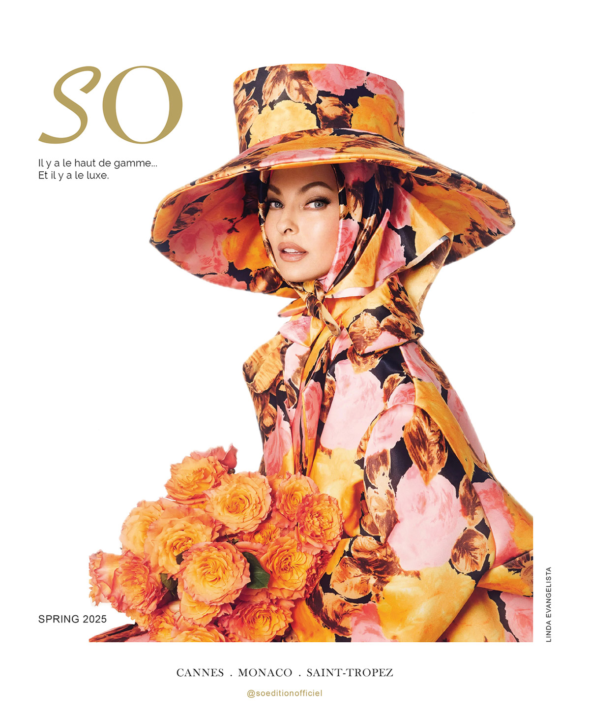 COUV_SO-Spring-2025 Femme avec un chapeau vétue d'une tunique colorée rose-orange,